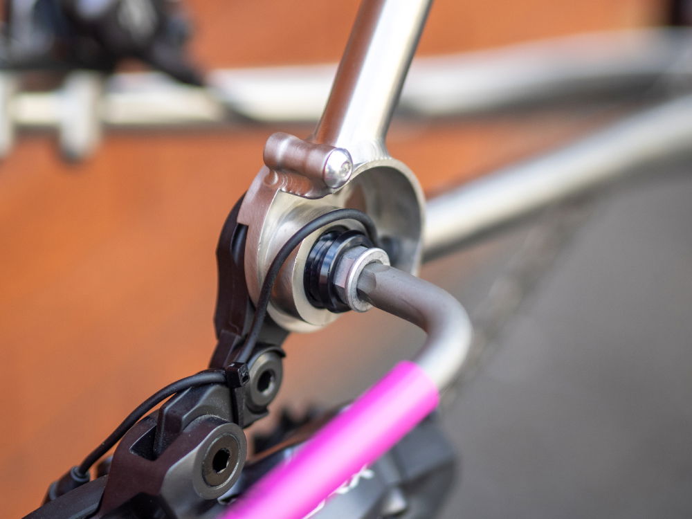 Tightening the SRAM UDH Adaptor