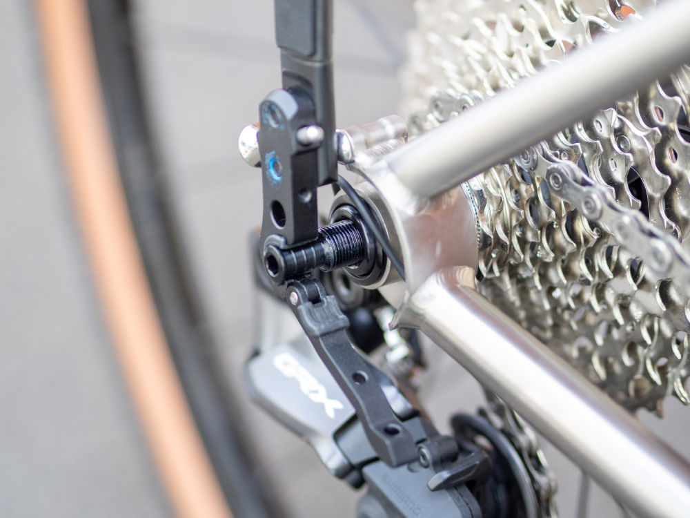 Open Fast-Release Dropouts mounted on the Universal Thru Axle