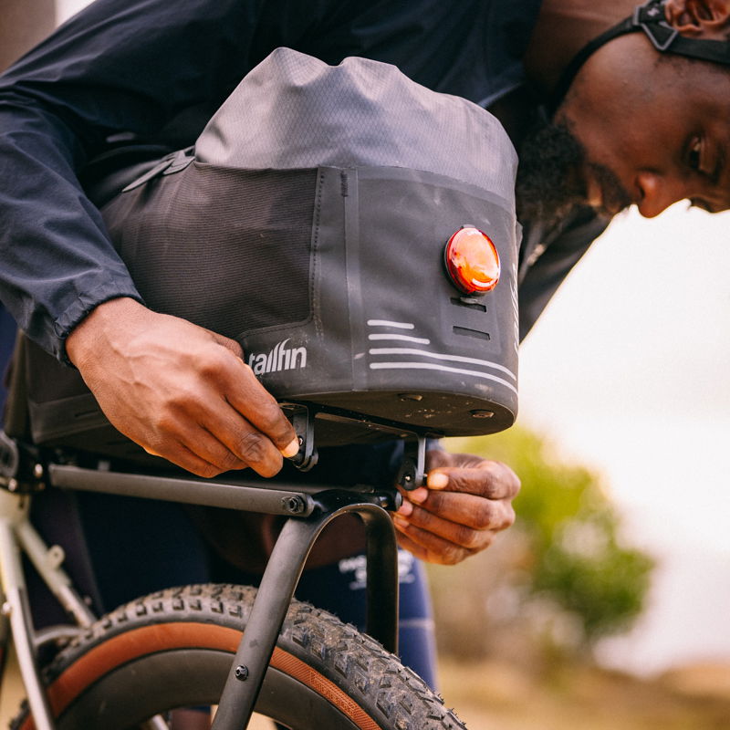 テールフィン Tailfin カーボンラック  バック×2 テールフィン Tailfin カーボンラック Carbon Rack パニアバッグ