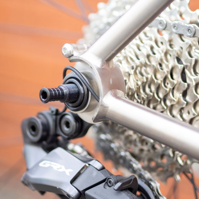 tailfin Universal Thru Axle exiting the bike through the UDH Adaptor, on the driveside