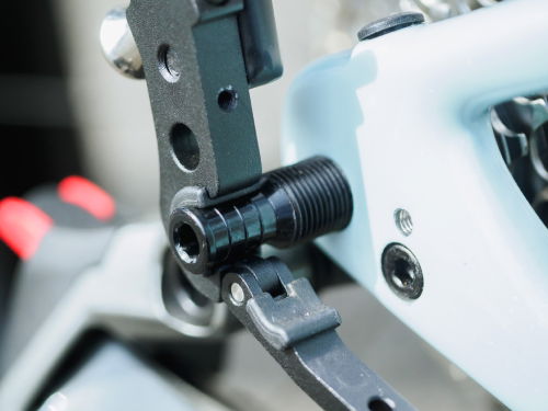 Fast-Release Dropouts around the Tailfin Thru Axle 