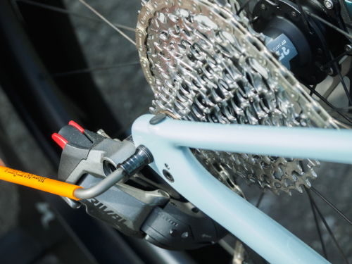 removing the Tailfin Thru Axle on the driveside 