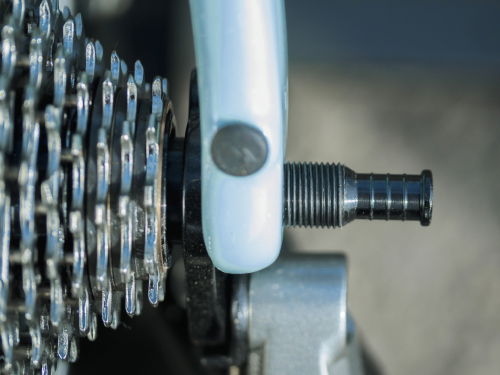 photo of Tailfin Thru Axle with the threads showing on the driveside