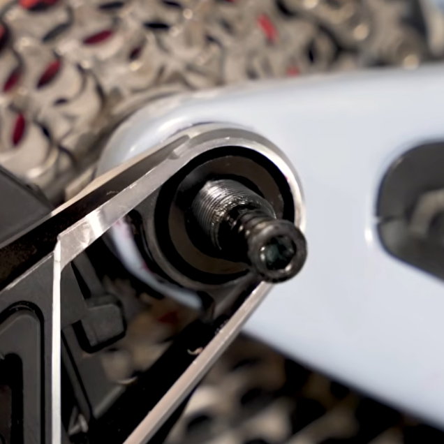 XX/XO Transmission Adaptor fitted to allow the Tailfin Universal Thru Axle to pass through.